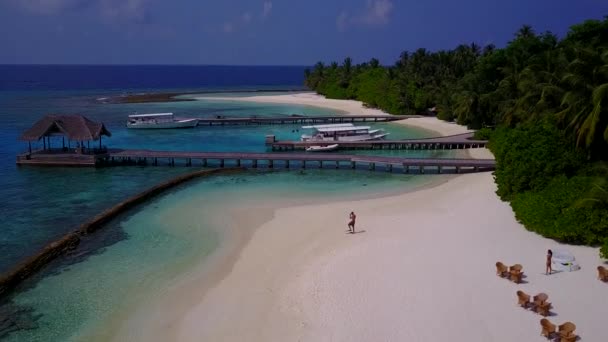 Romantikus turizmus paradicsomi üdülőhely strand utazás tiszta óceán és fehér homok háttér napfényben — Stock videók