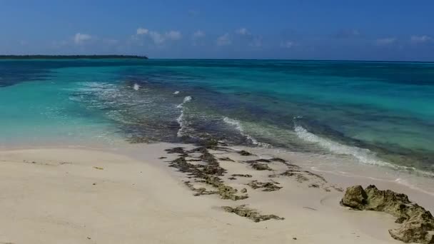 Panorama vazio de viagem de praia de costa tropical por lagoa verde azul com fundo arenoso branco na luz solar — Vídeo de Stock
