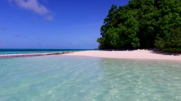 Sommar landskap av lugn lagun strand semester med blått hav med vit sand bakgrund nära sandbank — Stockvideo