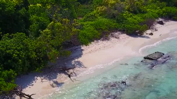 Sommar abstrakt av lugn havsutsikt strand resa med blå lagun med vit sand bakgrund nära vågor — Stockvideo