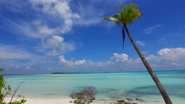 Nyári ég tökéletes tengerparti strand kaland kék zöld víz és fehér homok háttér közelében hullámok — Stock videók