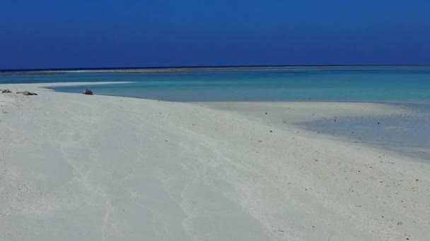 Primer plano abstracto de idílica playa costera romper por laguna de color turquesa y fondo de arena blanca cerca de palmeras — Vídeos de Stock