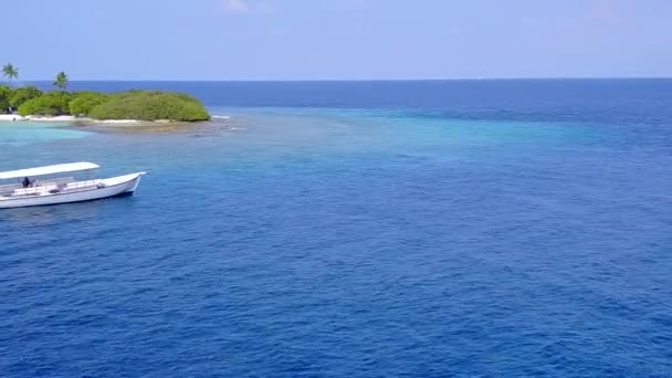 Panorama quente de idílicas férias de praia turística por azul oceano verde com fundo de areia branca após o nascer do sol — Vídeo de Stock