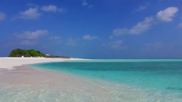 Солнечная природа красивого пляжа залива прерывается синей водой и белым песком на фоне перед закатом — стоковое видео