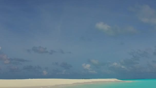 Romantyczna sceneria doskonałej zatoki plaża podróż przez błękitną lagunę i białe piaszczyste tło w pobliżu fal — Wideo stockowe