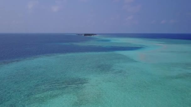Panorama vide de la faune marine de plage de bord de mer par l'eau bleue avec le fond sablonneux propre près des vagues — Video