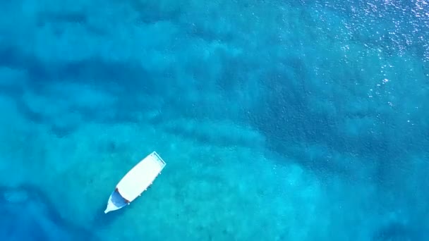 Szeroki kąt krajobraz pięknej plaży brzegu wakacje nad błękitnym oceanem z jasnym piaskiem tło w słońcu — Wideo stockowe