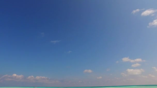 Sudut pandang luas dari petualangan pantai pulau laut oleh laut dangkal dengan latar belakang pasir putih dekat gelombang — Stok Video