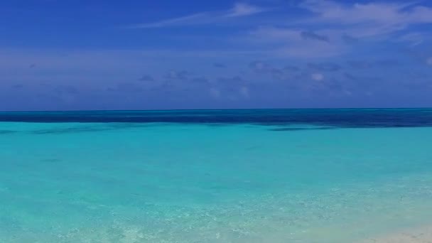 Paisaje soleado de idílicas vacaciones en la playa junto a la laguna azul y el fondo de arena blanca antes del atardecer — Vídeos de Stock