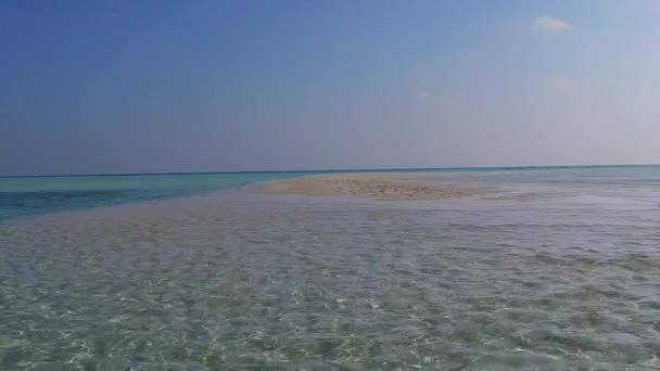 Sunny cestování dokonalé pobřeží pláž dobrodružství podle modré zelené laguny s bílým pískem pozadí v blízkosti písečného baru — Stock video