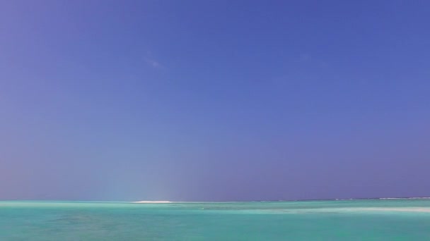 해변의 평온 한 휴일의 낭만적 인 관광 - 파도에 가까운 하얀 모래 배경이 있는 푸른 바다 — 비디오