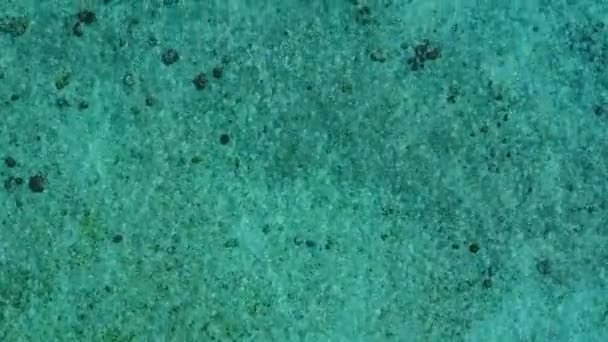 Порожня панорама розслабляючого пляжного відпочинку на синьому зеленому океані та білому піщаному фоні перед заходом сонця — стокове відео
