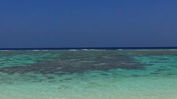Romantisches Reisen von luxuriösen touristischen Strand Pause durch flaches Meer und sauberen Sand Hintergrund in der Nähe der Brandung — Stockvideo