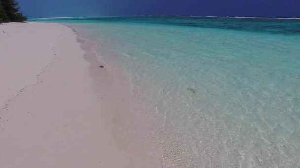 Close up textuur van exotische kust strand reis door transparante lagune en witte zand achtergrond in de buurt van zandbank — Stockvideo