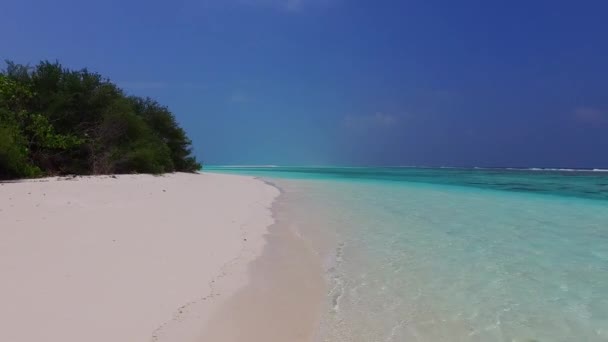 Dzienny pejzaż morski tropikalnego wybrzeża czas plaży przez niebieski ocean i biały piasek tło w pobliżu piaskownicy — Wideo stockowe