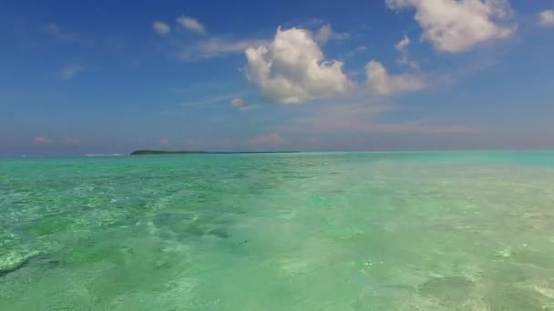 Blisko podróży spokojnej plaży nad morzem przerwa przez niebieski zielony laguny i białe piaszczyste tło po wschodzie słońca — Wideo stockowe