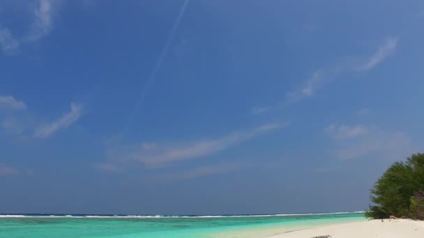 Vacío viaje de vacaciones de playa isla exótica por el agua transparente con fondo de arena brillante cerca de las olas — Vídeos de Stock