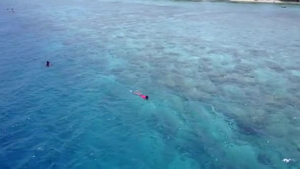 Mavi göl ve beyaz kumlu arka plandaki cennet lagünü plaj yolculuğunun insansız hava aracı soyutlaması — Stok video
