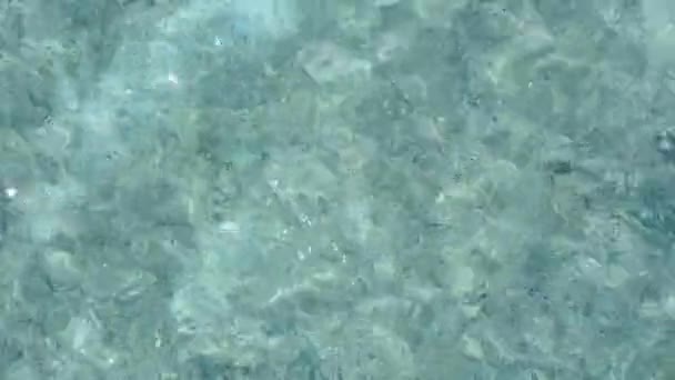 Romantisch toerisme van zee lagune strand breken door blauwe oceaan met wit zand achtergrond in de buurt van golven — Stockvideo