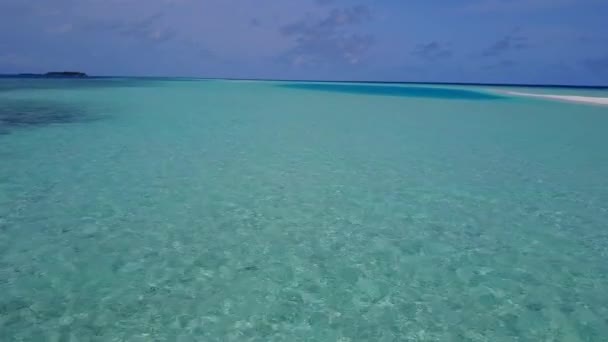 산호초 근처의 푸른 바 다 와 하얀 모래를 배경으로 해 안 관광 여행의 광각 — 비디오