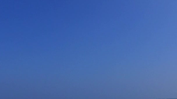 Panorama dnia egzotycznej przygody na plaży przy błękitnej wodzie i białym piasku w pobliżu rafy — Wideo stockowe