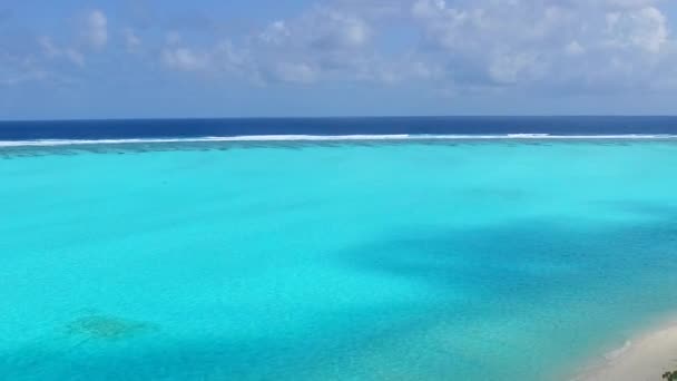 Sonniger Himmel von ruhigen Strandurlaub am Meer mit aqua blauem Wasser mit weißem Sand Hintergrund in der Nähe von Sandbank — Stockvideo