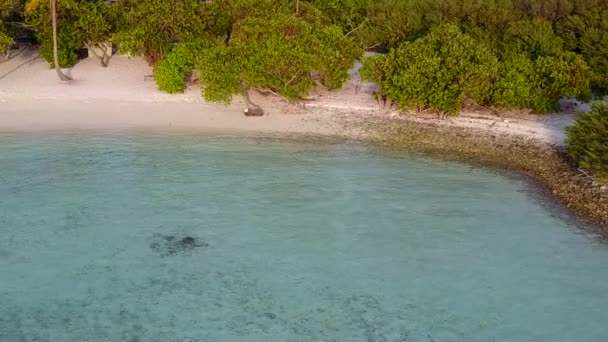 Penerbangan drone perjalanan wisata pantai resor tropis dengan laut pirus dan latar belakang pasir putih — Stok Video