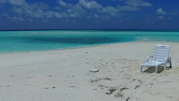 Céu diurno de bela aventura de praia resort por água transparente com fundo arenoso branco perto de palmas — Vídeo de Stock