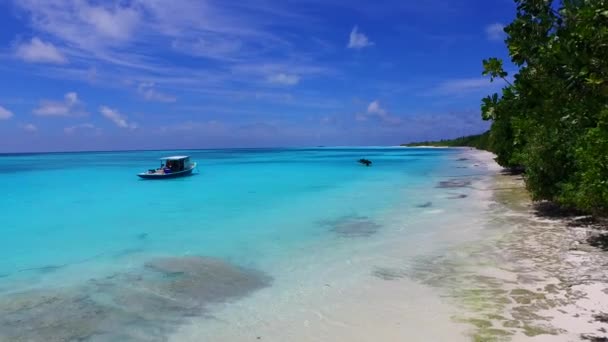Zomer hemel van paradijs lagune strand reis door blauwe zee met witte zandachtergrond na zonsopgang — Stockvideo