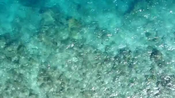 푸른 물과 파도 근처의 하얀 모래로 둘러싸인 아름다운 섬 해변 야생 동물의 낭만적 인 풍경 — 비디오