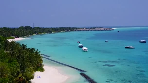 Vue aérienne tourisme de bord de mer plage voyage par lagon transparent avec fond de sable blanc — Video