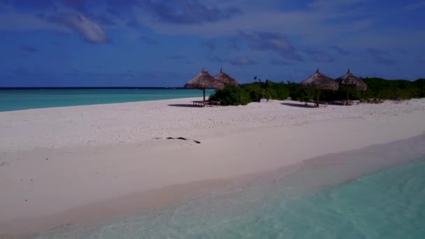 Kopiera utrymme kustlandskap av lugn havsstrand resa med turkos ocean och vit sand bakgrund nära revet — Stockvideo