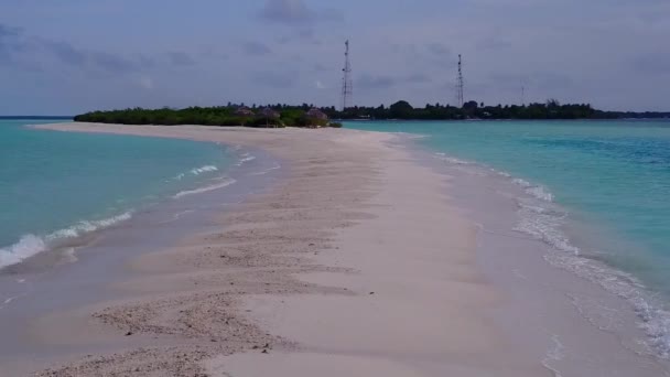 Textura aérea da praia tropical vista mar quebrar por lagoa azul com fundo de areia branca — Vídeo de Stock