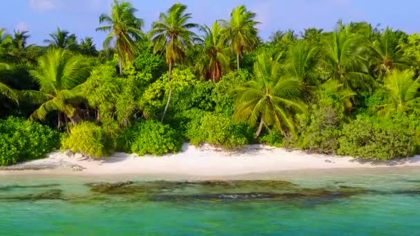 Mavi deniz kıyısındaki tropikal tatil beldesinin boş dokusu ve tatil köyü yakınlarındaki temiz kumlu arka plan. — Stok video