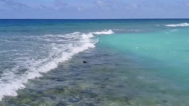 Kopiuj przestrzeń krajobraz morski egzotycznego kurortu beach break by blue sea z białym, piaszczystym tłem w pobliżu palm — Wideo stockowe