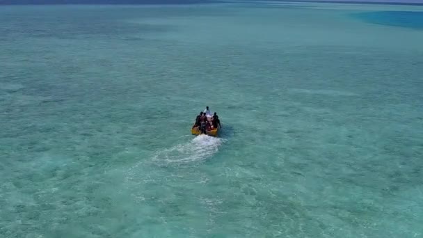 美丽的海岛海滨之旅的空旷风景，在度假胜地附近的蓝绿色泻湖旁，背景为白色沙尘 — 图库视频影像
