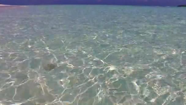 Mare diurno di idilliaca baia vacanza al mare blu con sfondo di sabbia bianca vicino alle palme — Video Stock