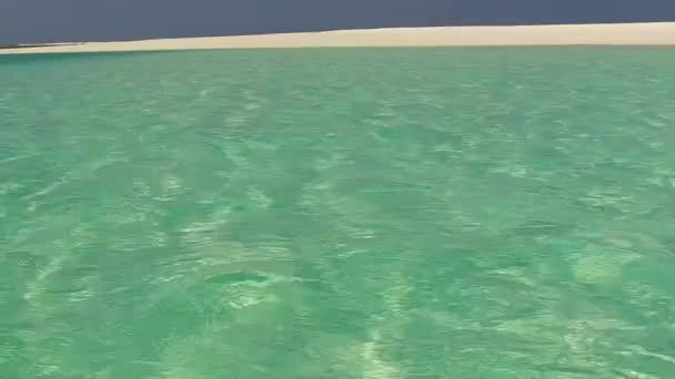 Panorama ensolarado de ilha exótica pausa de praia pelo oceano azul e fundo arenoso branco perto de restinga — Vídeo de Stock