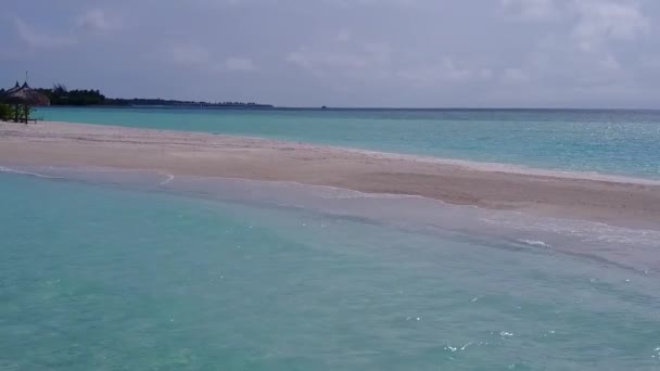 Naturaleza soleada de idílicas vacaciones en la playa de la costa por agua azul aguamarina y fondo de arena blanca después del amanecer — Vídeos de Stock