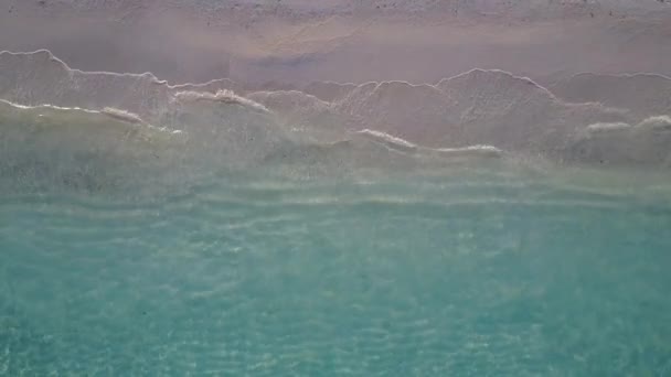 Летний пейзаж расслабляющей береговой линии путешествие на пляж голубой океан и белый песок фоне после восхода солнца — стоковое видео