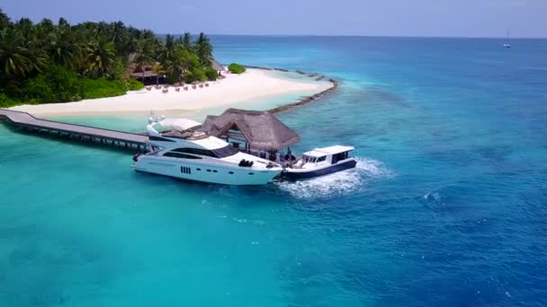Sommerreise der erholsamen Lagune Strand Zeit durch aqua blauen Ozean und weißen Sand Hintergrund in der Nähe von Palmen — Stockvideo
