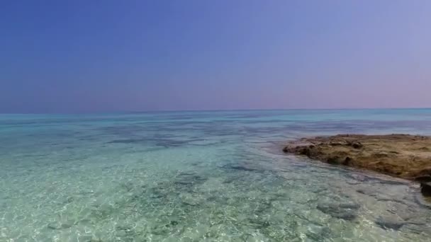 Paesaggio estivo di spiaggia tranquilla costa tempo da blu oceano e sabbia bianca sfondo vicino palme — Video Stock