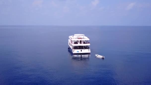 Aereo drone paesaggio marino di rilassante avventura spiaggia turistica da acqua blu e sfondo di sabbia bianca — Video Stock