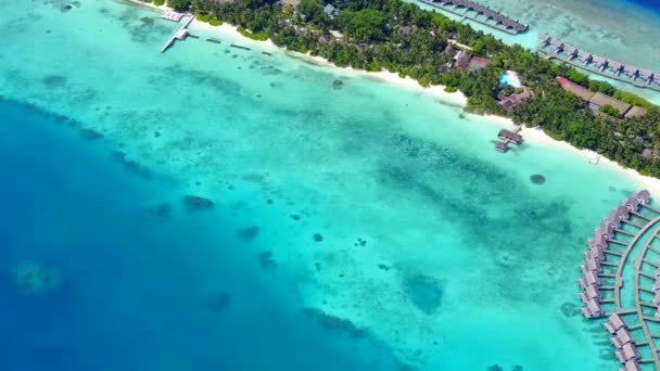 Εναέρια drone υφή του ήρεμου χρόνου παραλία παραλία από μπλε πράσινο ωκεανό και καθαρό αμμώδη φόντο — Αρχείο Βίντεο