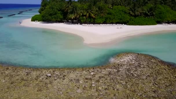 Paisagem aérea drone de luxo vista mar praia ruptura por aqua azul oceano e limpo fundo arenoso — Vídeo de Stock