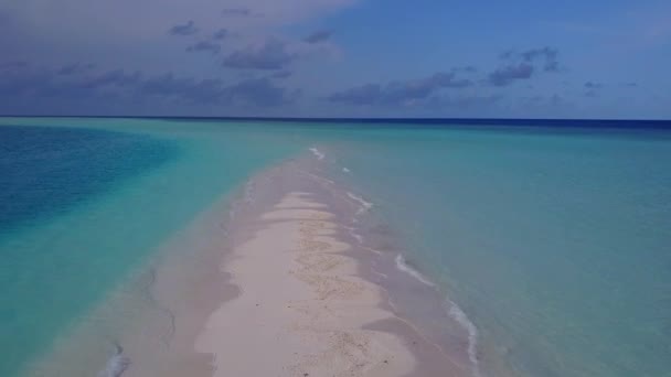 Vista aerea viaggio di tranquilla baia spiaggia viaggio da acqua blu mare con sfondo di sabbia bianca — Video Stock