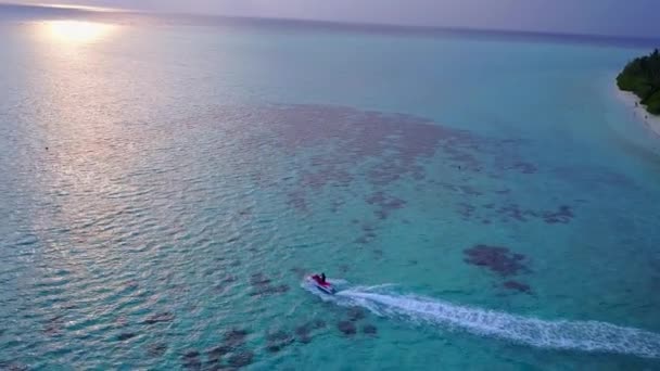 Copiar espaço abstrato de relaxante vista mar praia tempo por mar raso e areia branca fundo perto de surf — Vídeo de Stock