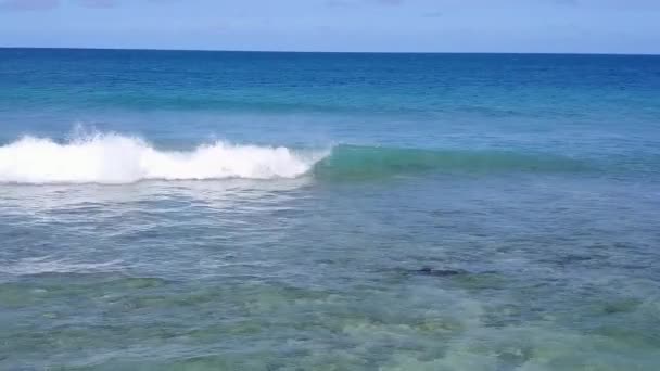 Primer plano textura de vacaciones de playa resort de lujo por agua azul aqua y fondo arenoso brillante después del amanecer — Vídeos de Stock