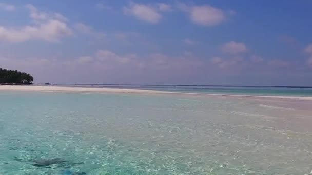 Amplo ângulo de viagem de luxo aventura de praia turística por lagoa rasa e fundo arenoso branco após o nascer do sol — Vídeo de Stock