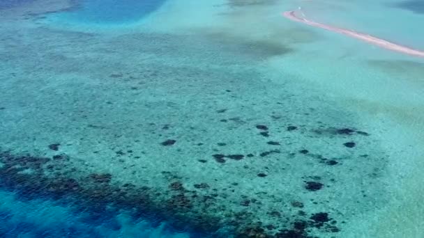 Drone εναέρια ουρανό του τέλειου χρόνου παραλία ακτογραμμή από καθαρό ωκεανό και λευκό αμμώδη φόντο — Αρχείο Βίντεο
